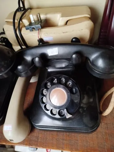 Telefone antigo preto