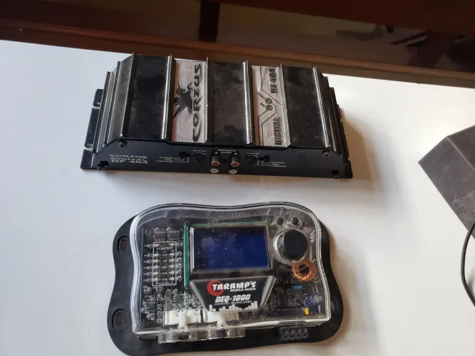 Amplificador corzus hr 404 e taramps deq 1000