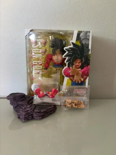 SH Figuarts Goku SSJ4 + Braço cruzado e pedra do DF + Faces Custom