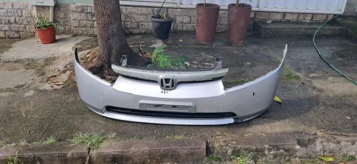 para-choque dianteiro original de um Honda Civic 2007 ou 2008.