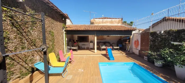 Duas casas no mesmo terreno, com piscina. Doc ok. Aceita financiamento e negocia com prop
