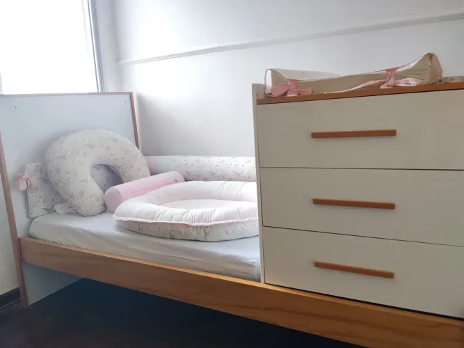 Berço que vira cama + colchão
