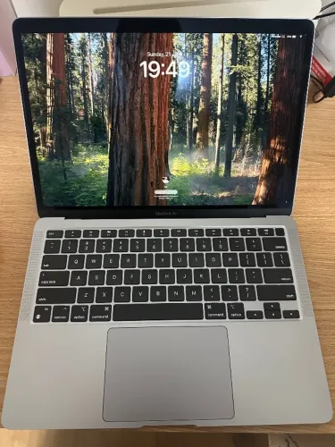 MacBook Air M1 13" 256GB SSD / 8GB RAM - Cinza Espacial - Único Dono - Completo na Caixa