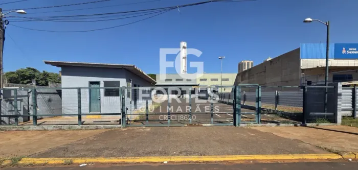 Salão/ Galpão com 738m², sendo salão em vão livre para armazenagem, 2 docas, 1 rampa + apr