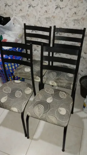 4 cadeiras R$ : 120,00