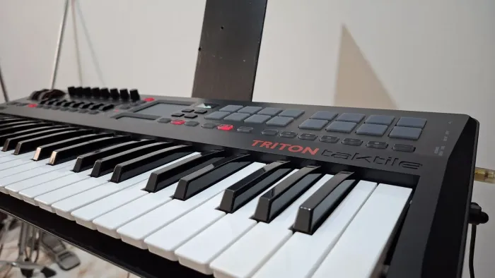 Korg Triton Taktile 49 + Kit Completo