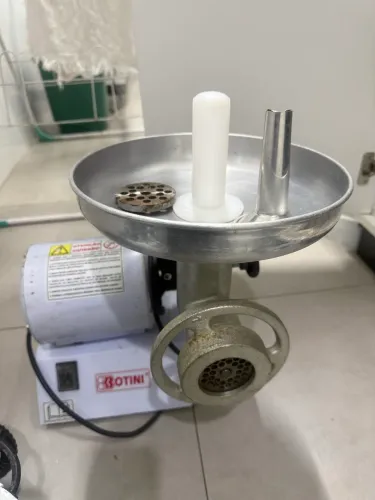 Moedor de carne Botini em ótimo estado com todos acessórios