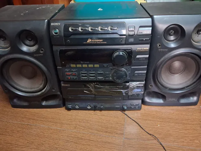 Vendo aparelho de som Sony com cd carroussel. Toca fitas e CDs precisa de reparo.