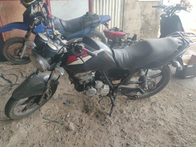 Vendo essas duas Motos Suzuki Gs 120 Ano 2017 e uma Suzuki Gsr 125 Ano 2016 ambas com docu
