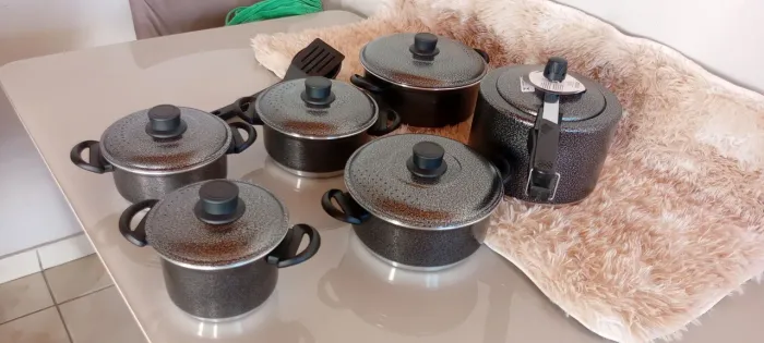 JOGO DE PANELAS COM 9 ITENS COM PANELA DE PRESSÃO