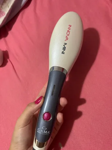 Escova alisadora e modeladora.