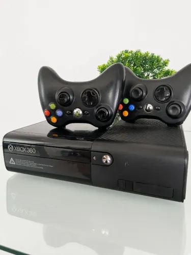 Xbox 360 Super Slim + HD com 64 Jogos + 2 Controles