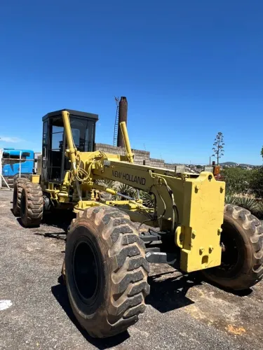 Motoniveladora New Holland 