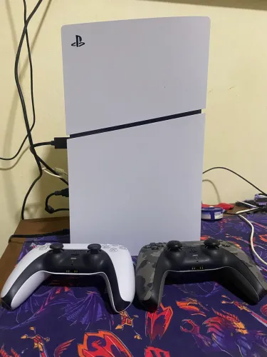 Ps5 slim 825 GB + 2 controles 1 mês de uso com nota fiscal e caixa
