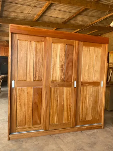 Guarda-Roupa 3 Portas em Madeira Maciça - Novo/Pronta Entrega