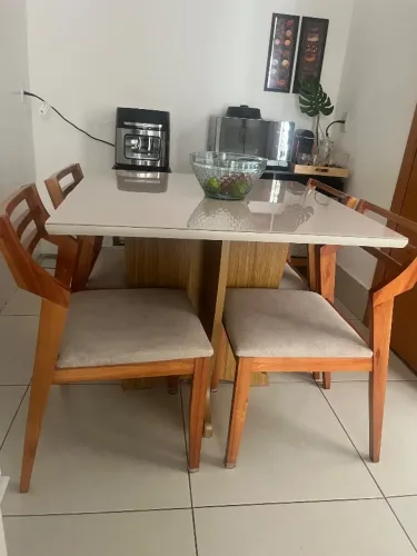 Mesa de jantar quadrada com 4 cadeiras 