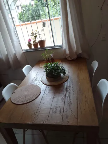 Mesa de jantar/ 4 cadeiras.