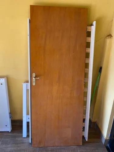 Porta de madeira de 0,80cm