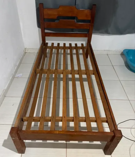 Cama de solteiro de madeira maciça conservada