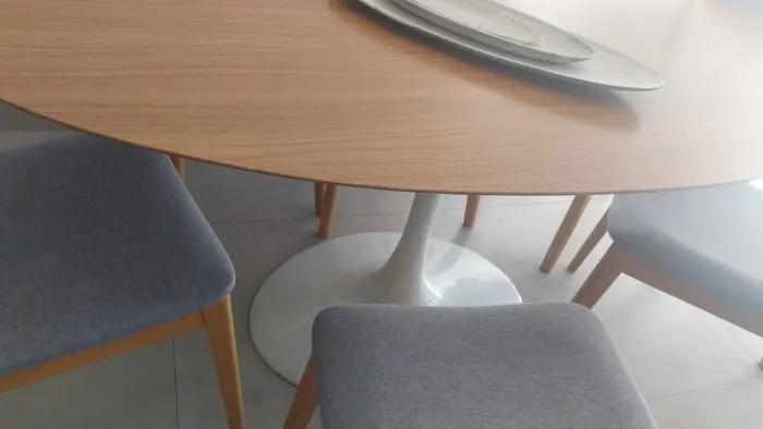 Mesa oval orgânica Saarinen 1,60 x 0,90