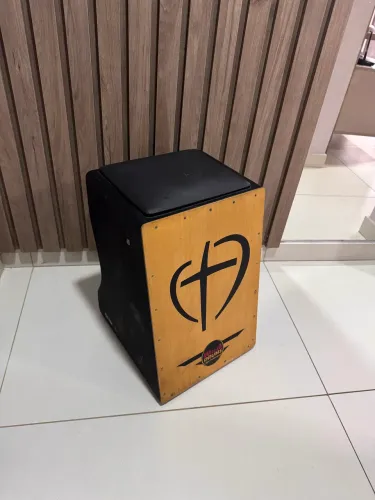 Cajón Eletroacústico da marca brasileira Witler Drums