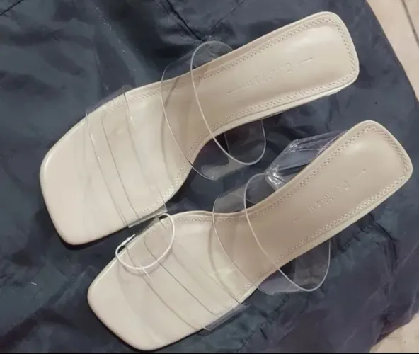 Sandália da marca Bershka, comprada em Madrid, na Espanha, 35/36, com salto transparente.