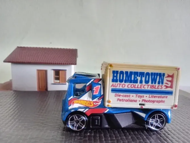 MINIATURA HW 2010 RENNEN RIG DELIVERY TRUCK - ESC.: 1/64 Customizado.