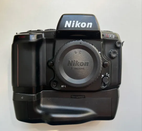 Nikon N90s + Grip MB10 + Lente AF 35-80mm