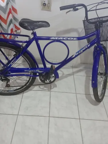 vendo bicicleta ? nova com bagageiro é cesto no preço pra sair logo de 1000 por 800