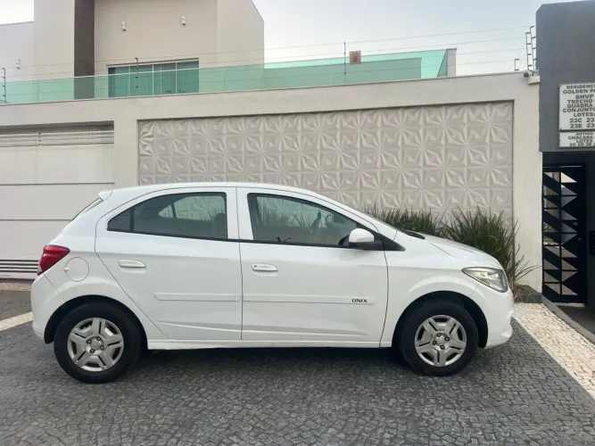 Chevrolet Onix Hatch LS 1.0 8V Flex Power Mec. 4P 2015