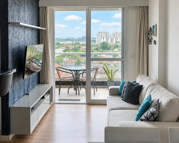 Pronto para morar: 100% mobiliado, 4º andar e varanda com cortina de vidro.