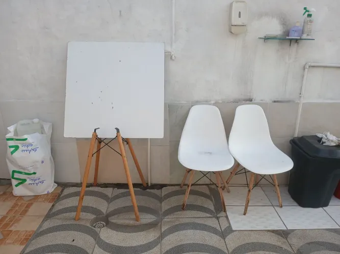 Vende-se Mesa com 2 cadeiras