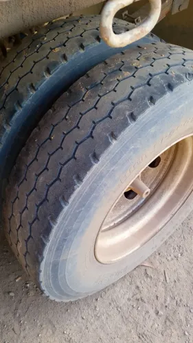 Pneus 275 reformados com rodas de 8 furos