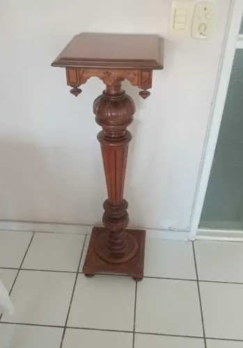 em Jacarandá com 1,10m de altura e 36cm de base quadrada 