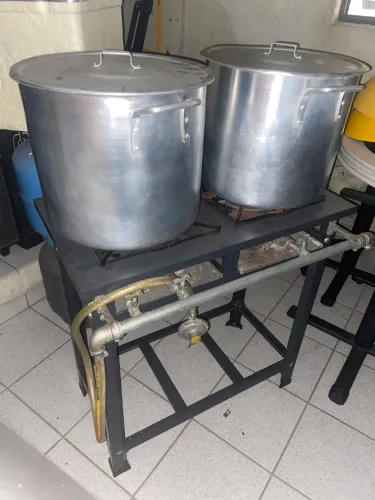 Fogão industrial e dois caldeirões