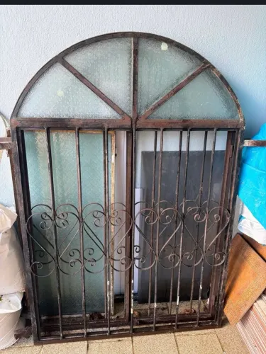 Janela de ferro colonial 