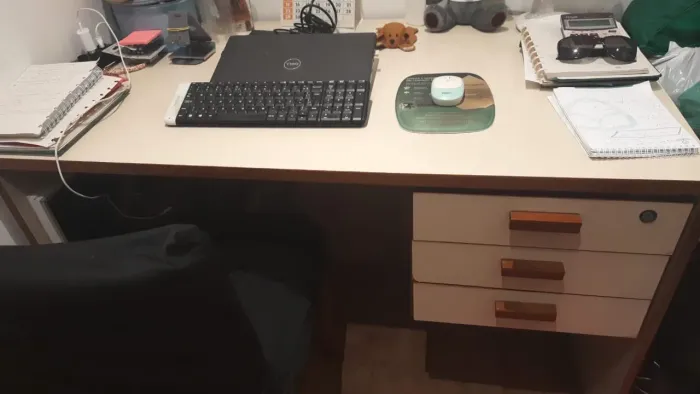 Mesa de escritório c/ gaveta e chaves