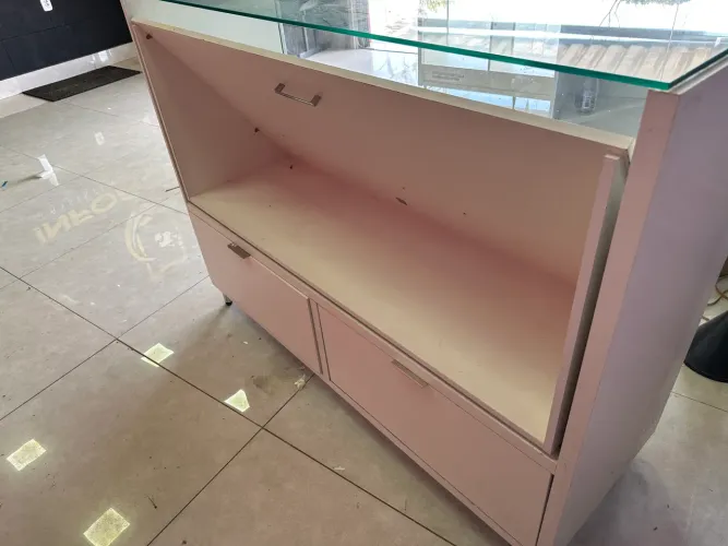 Vitrine de MDF com vidro