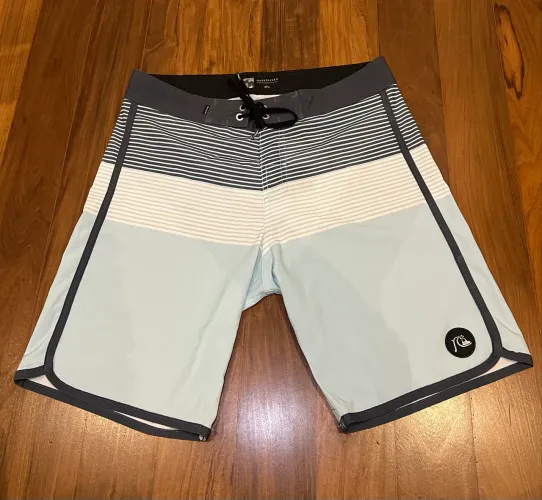 Boardshort / Bermuda de surf QuikSilver Tamanho 42, Usada