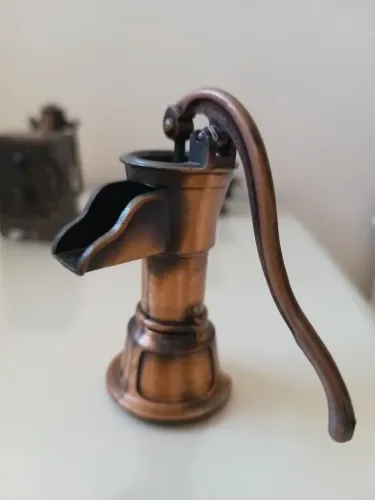 Miniatura de ferro Bomba de água antiga