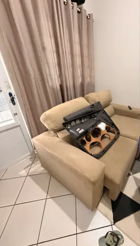 Sofá, fogão, painel, utensílios de cozinha, jogo de jantar?