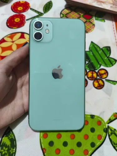 iPhone 11 verde claro em ótimo estado aceito trocas e negociação