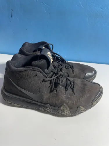 Kyrie 4 blackout usado