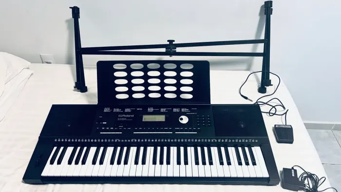Teclado Roland E-X20A, estante, pedal sustain