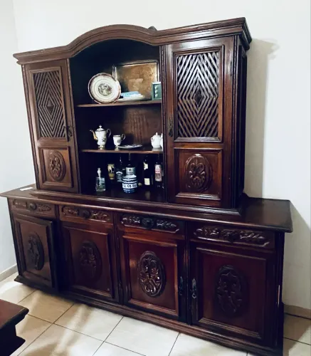 Conjunto mesa madeira com 8 cadeiras e arca com gavetas em ótimo estado