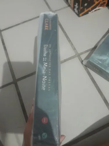 Livro semi usado "A Dama da meia noite" de Cassandra Clare