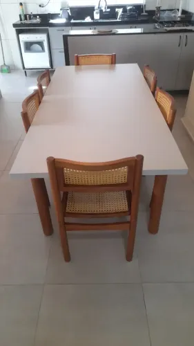Mesa de jantar cerejeira com tampo cor marfim (ver foto) com seis cadeiras de palhi