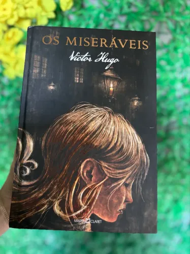 Livro Os Miseráveis - Victor Hugo ( capa dura)