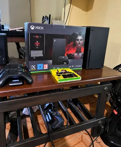 XBOX SERIES X COM 2 CONTROLES, BATERIA E BASE DE CARREGAMENTO.