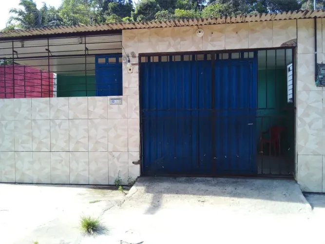 Ponto de igreja com casa atrás